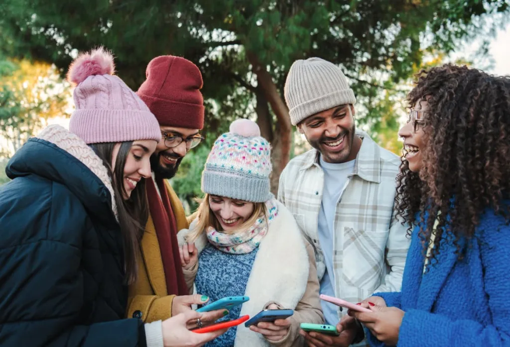 Social Media Marketing - Personen am Smartphone in den Sozialen Medien